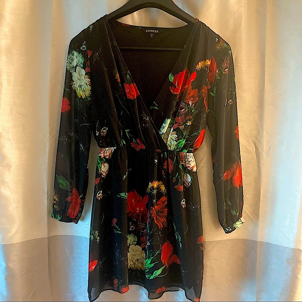 ⭐️ Host Pick!!! ⭐️ EXPRESS Floral Print Long Sleeve Surplice Dress - XS